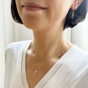 18kt halskæde med grøn ametyst & ferskvandsperle